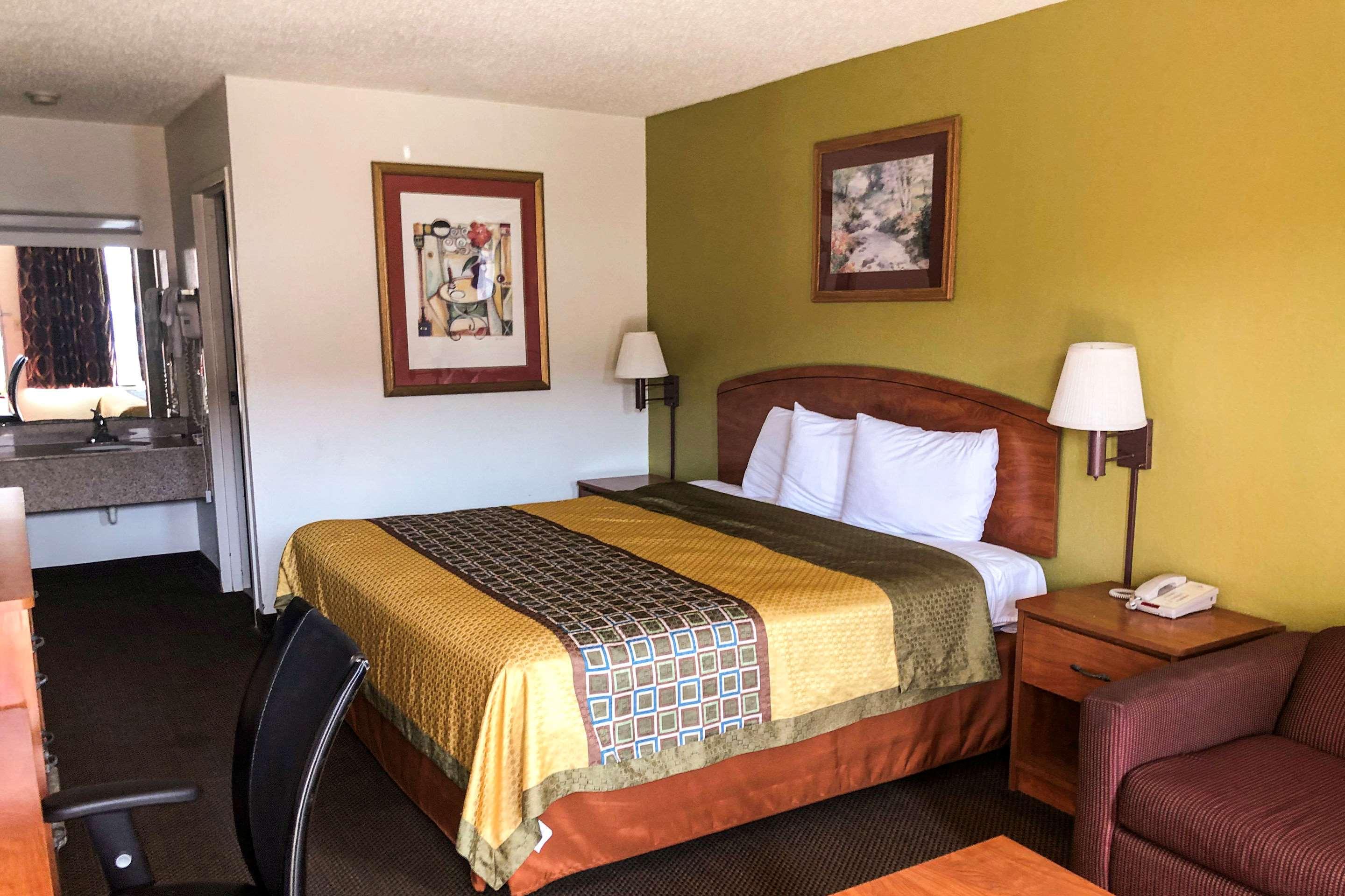 Rodeway Inn Сандстън Екстериор снимка