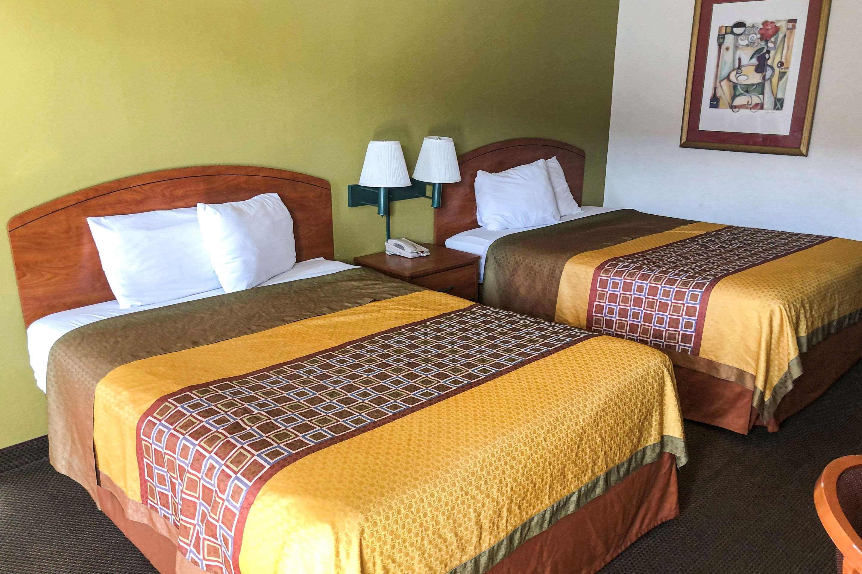 Rodeway Inn Сандстън Екстериор снимка